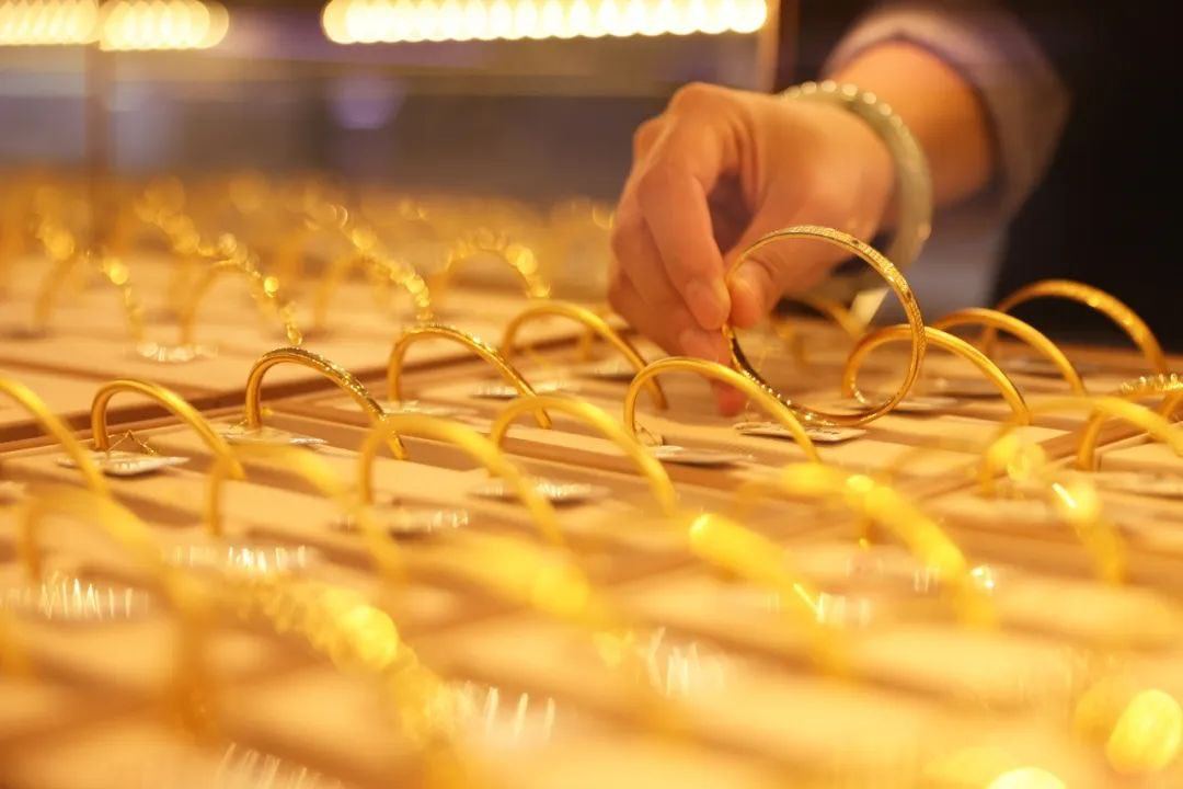 【金饰价格大跌！刚买的金饰能退吗？商家提醒】受国际金价影响，今日部分国内品牌黄金