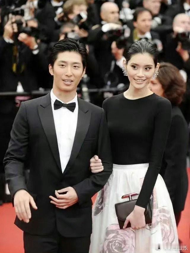 窦骁和奚梦瑶
窦骁办了婚礼没有孩子，没有领证
奚梦瑶有孩子没有婚礼，领了本本
结