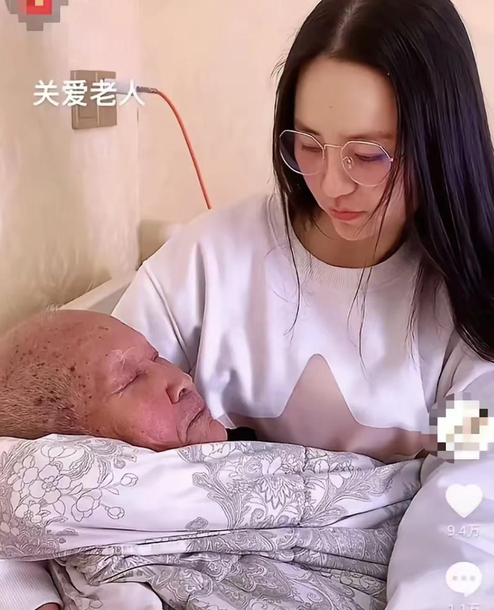 河南一90后孙媳妇半夜给93岁爷爷换尿不湿，突然，爷爷拉着女子说：“能抱抱我吗？