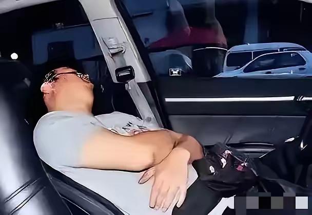 “醉酒可不能当挡箭牌！”成都有个男的喝了点酒，直接躺在别人停着的车上打起了呼噜，