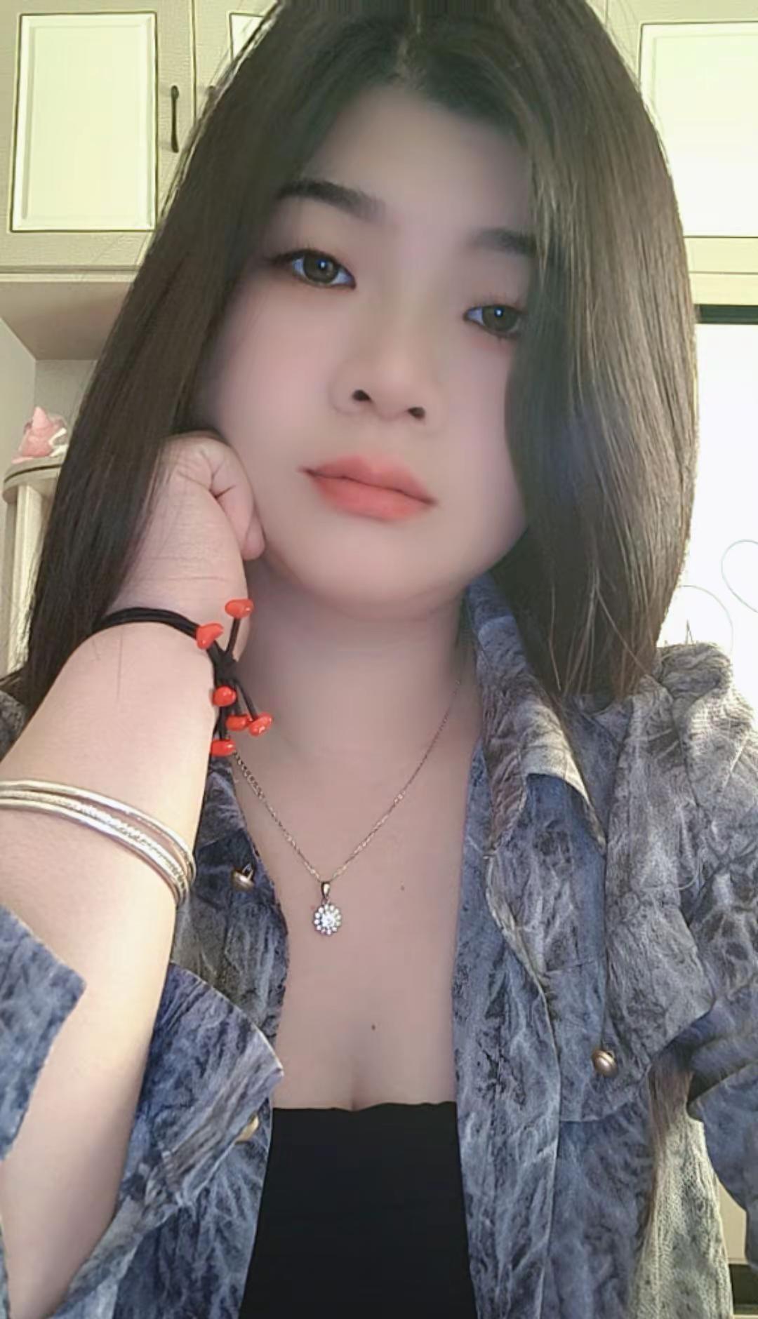 不要害怕失去任何人，就像他们不害怕失去你一样。如果你觉得不快乐，那就结束，在权衡