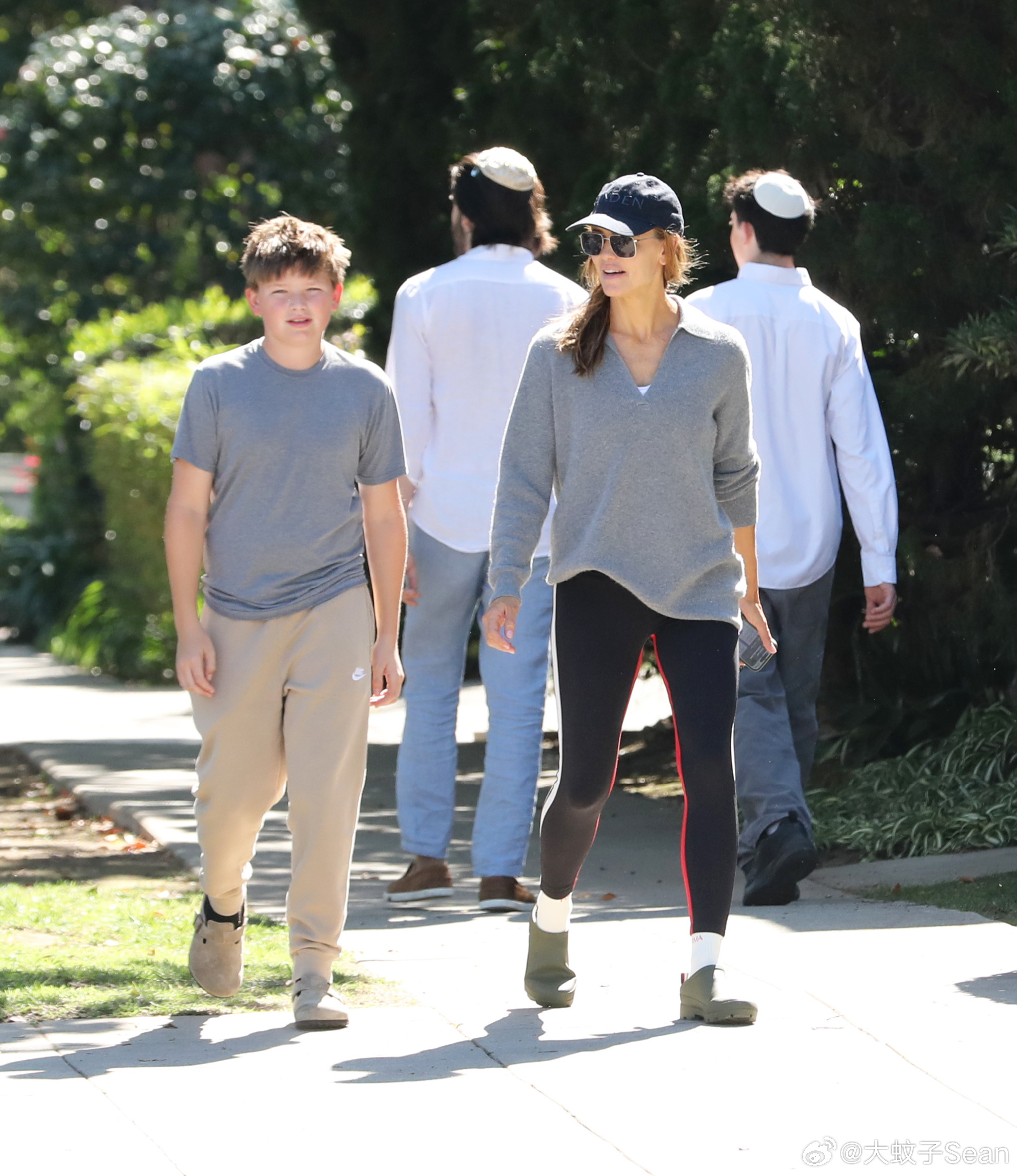 Jennifer garner詹妮弗加纳带着儿子Samuel在洛杉矶外出，母子俩