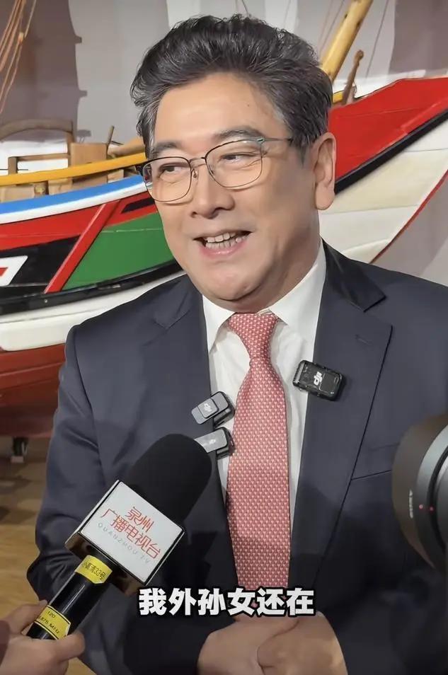 水均益63岁了。他曾经采访过普京，现在一个人住在北京，煮一锅茶叶蛋当顿饭。龙凤胎