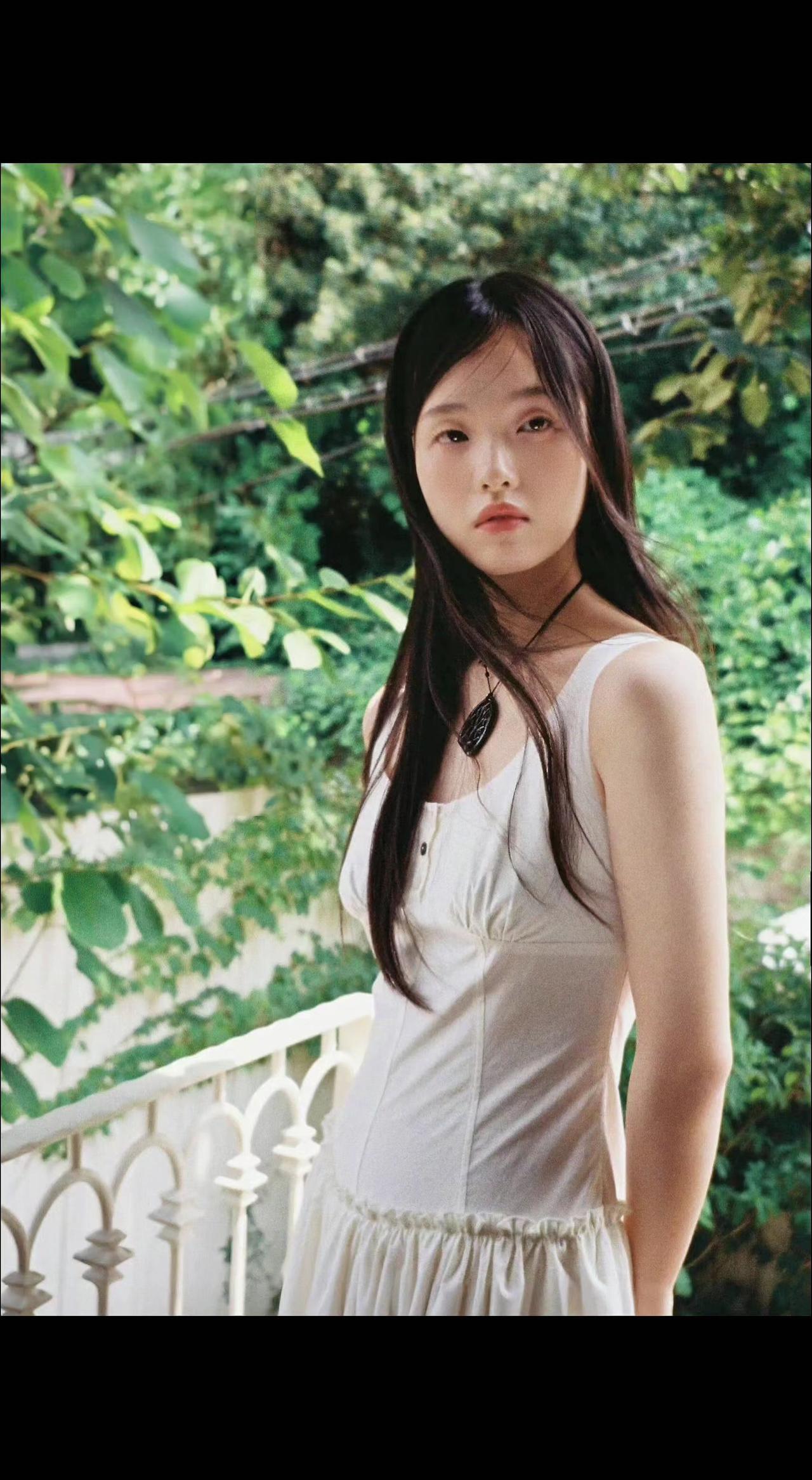 🌿白裙是夏日的留白，藤蔓在栏杆上写诗。风过时，连影子都在偷偷心动💓