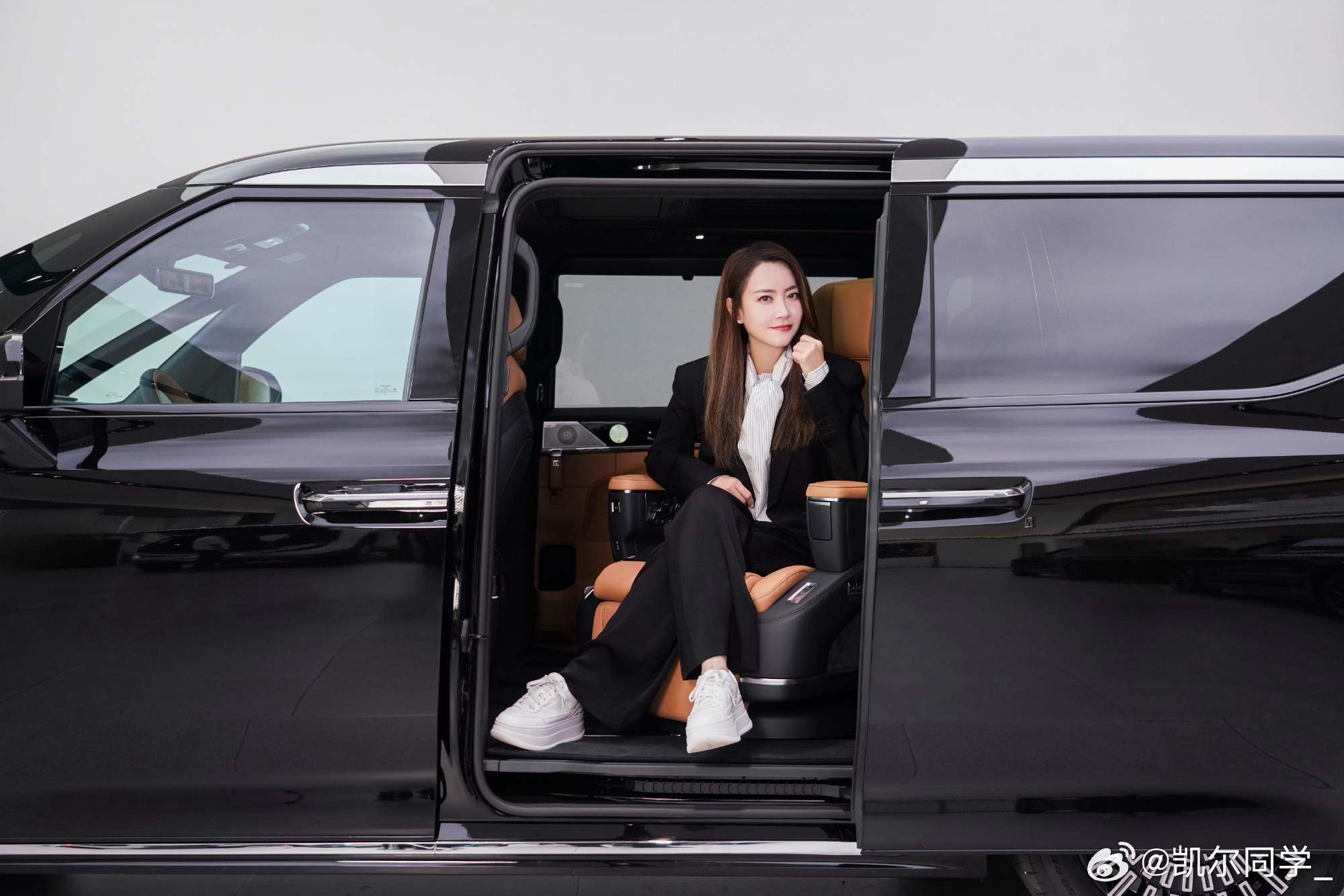 焕新极氪009新一代旗舰MPV霍汶希去试了焕新极氪009，直接现场表示“还想再买
