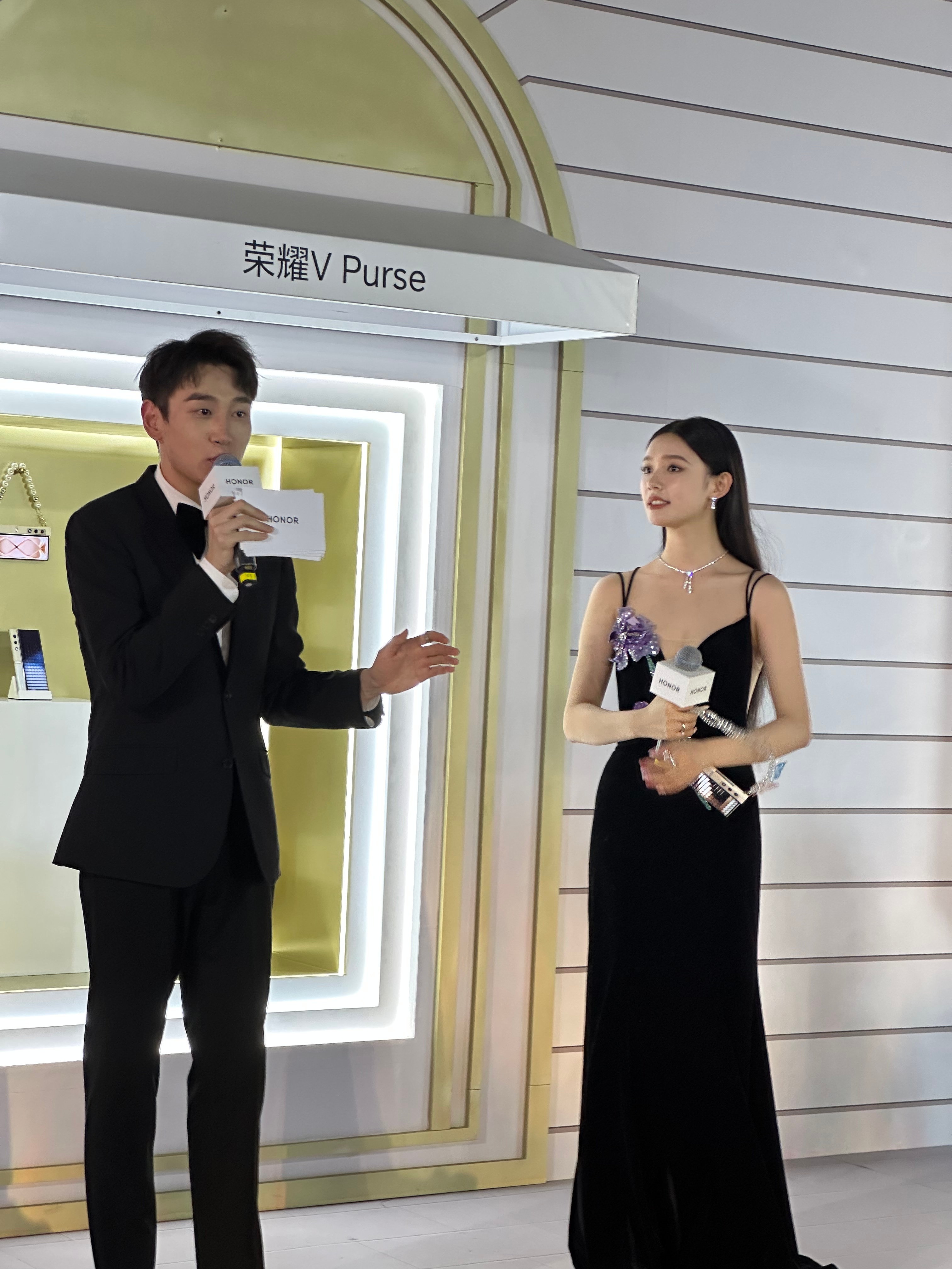 #林允最新红毯造型#林允在红毯上自信大方，是一个很大气的女孩子，和剧里的角色不一