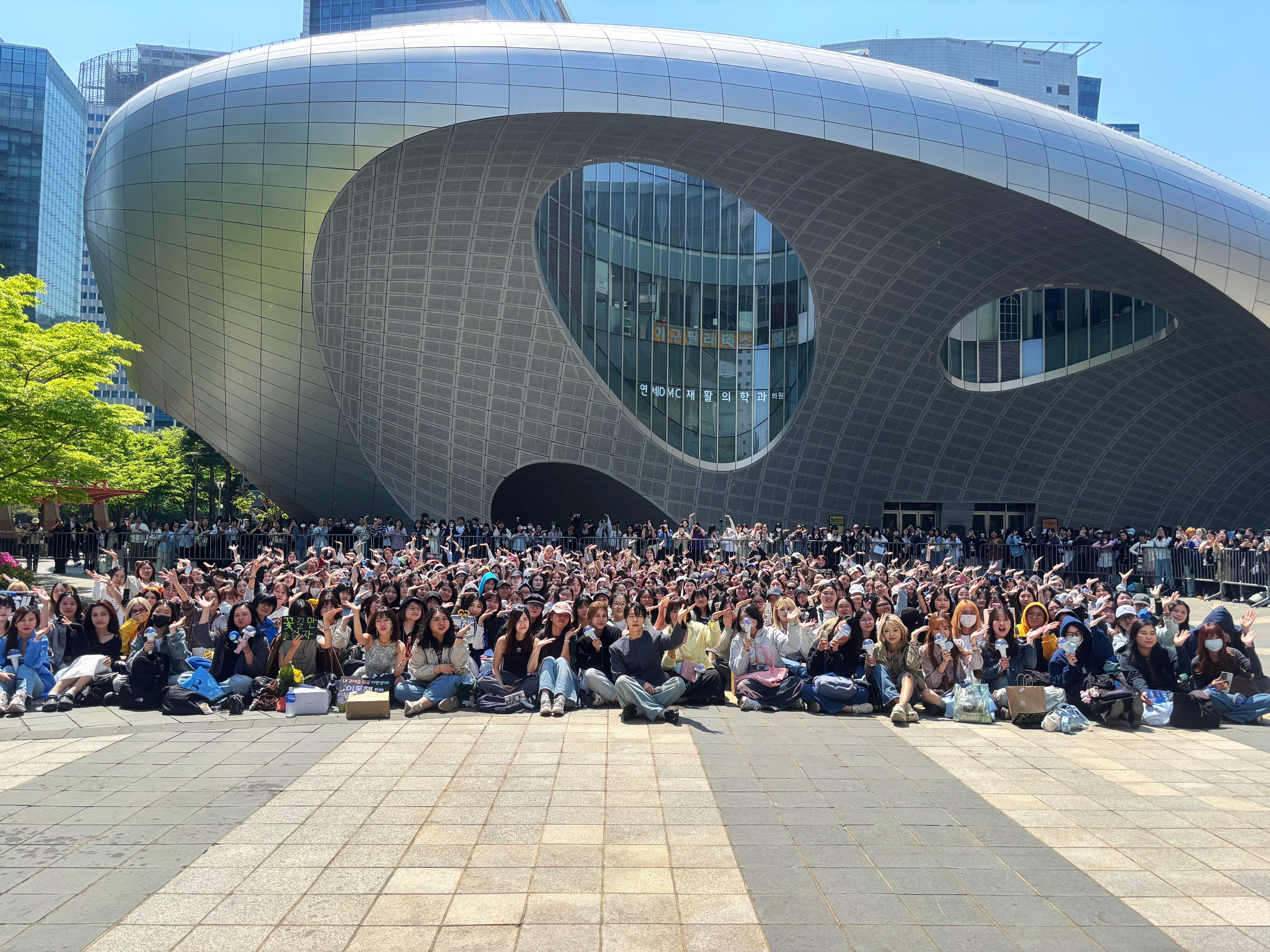 “CB百蓝_。260425 D&E official更新李东海 相关：[📸]2