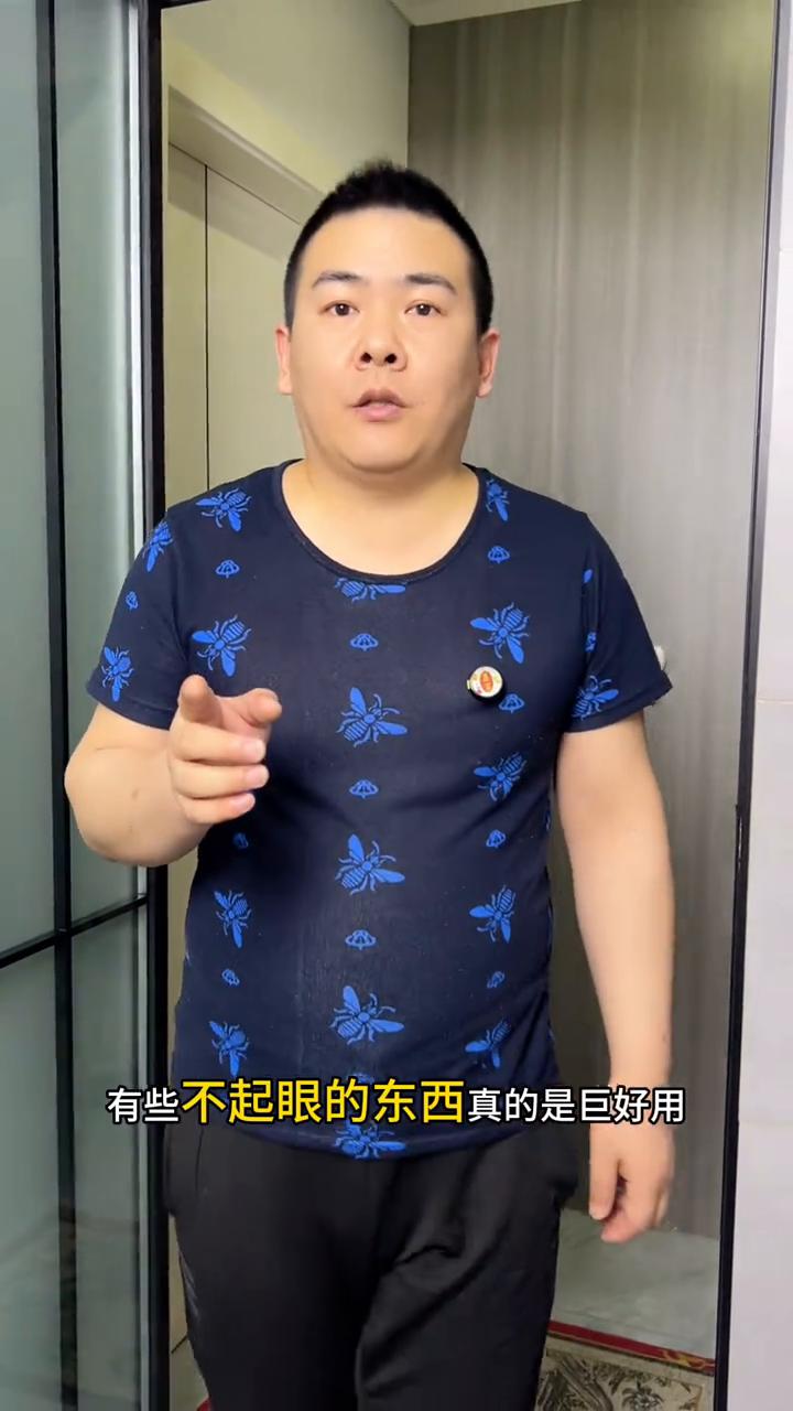 翻板下水器过滤网，拦截毛发防止堵下水道。
有些不起眼的东西真的是巨好用，洗脸盆上