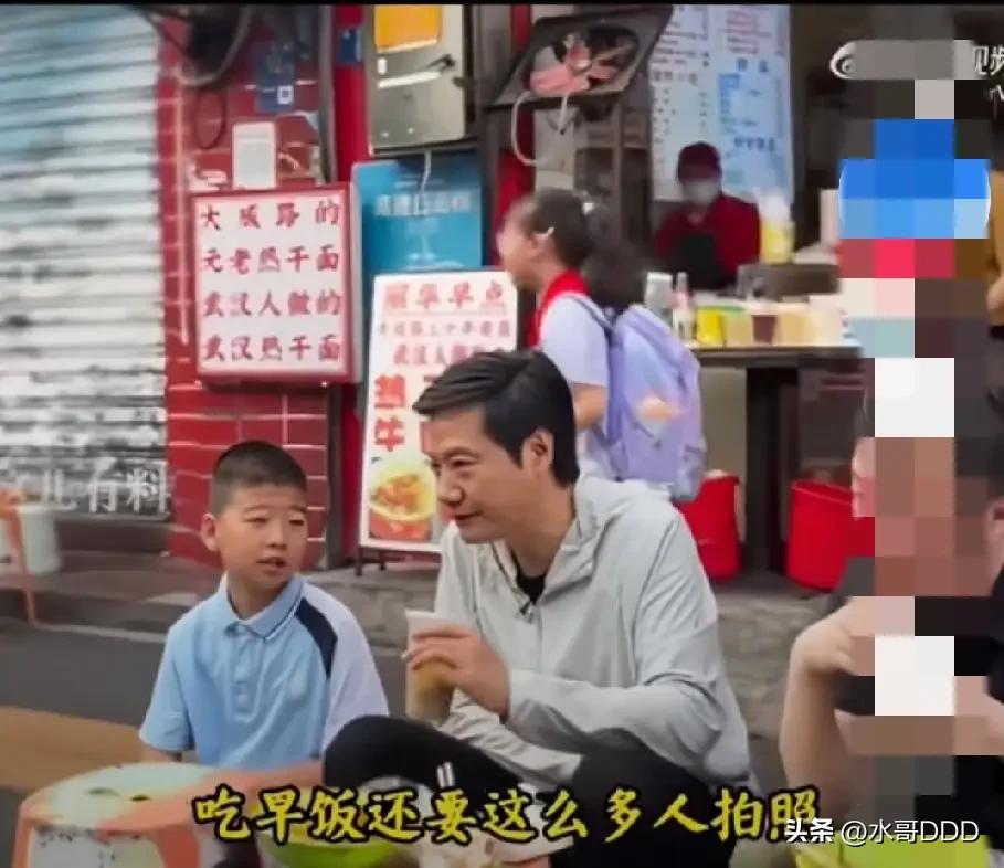 雷军武汉过早，小姑娘一句话为啥能戳中全网的肺管？
·
2026年6月15日清晨七