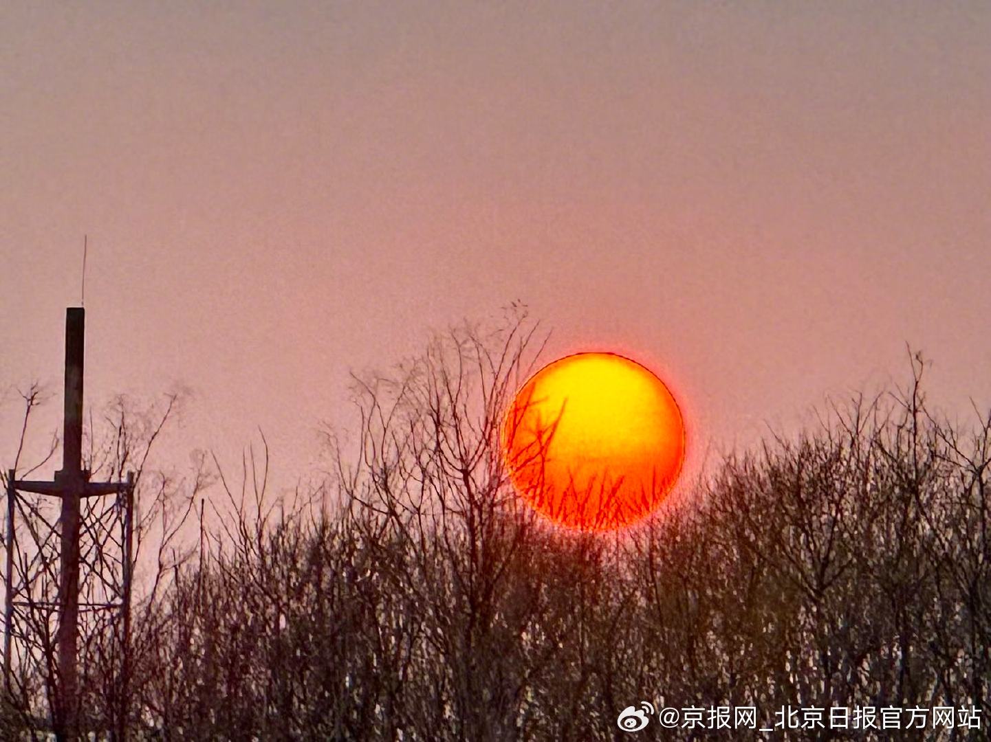 【#北京金色夕阳接住无限好运# 】#北京晚霞照着最美人间烟火气# 1月28日傍晚