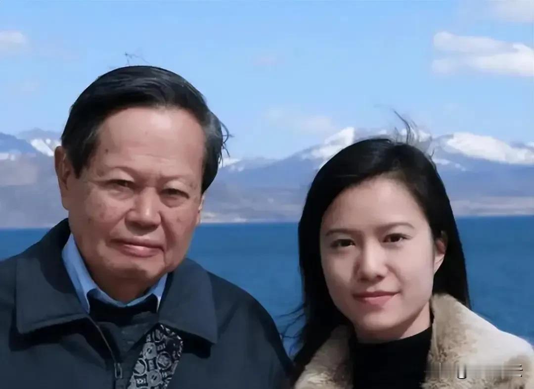 28岁的她嫁给了83岁的杨振宁。杨振宁与第二任妻子翁帆的结合，引发了世人的广泛关