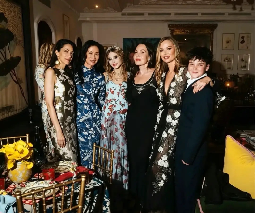 邓文迪现身洛杉矶！和默多克继女朱科娃同台，穿搭春天状态像少女！ 