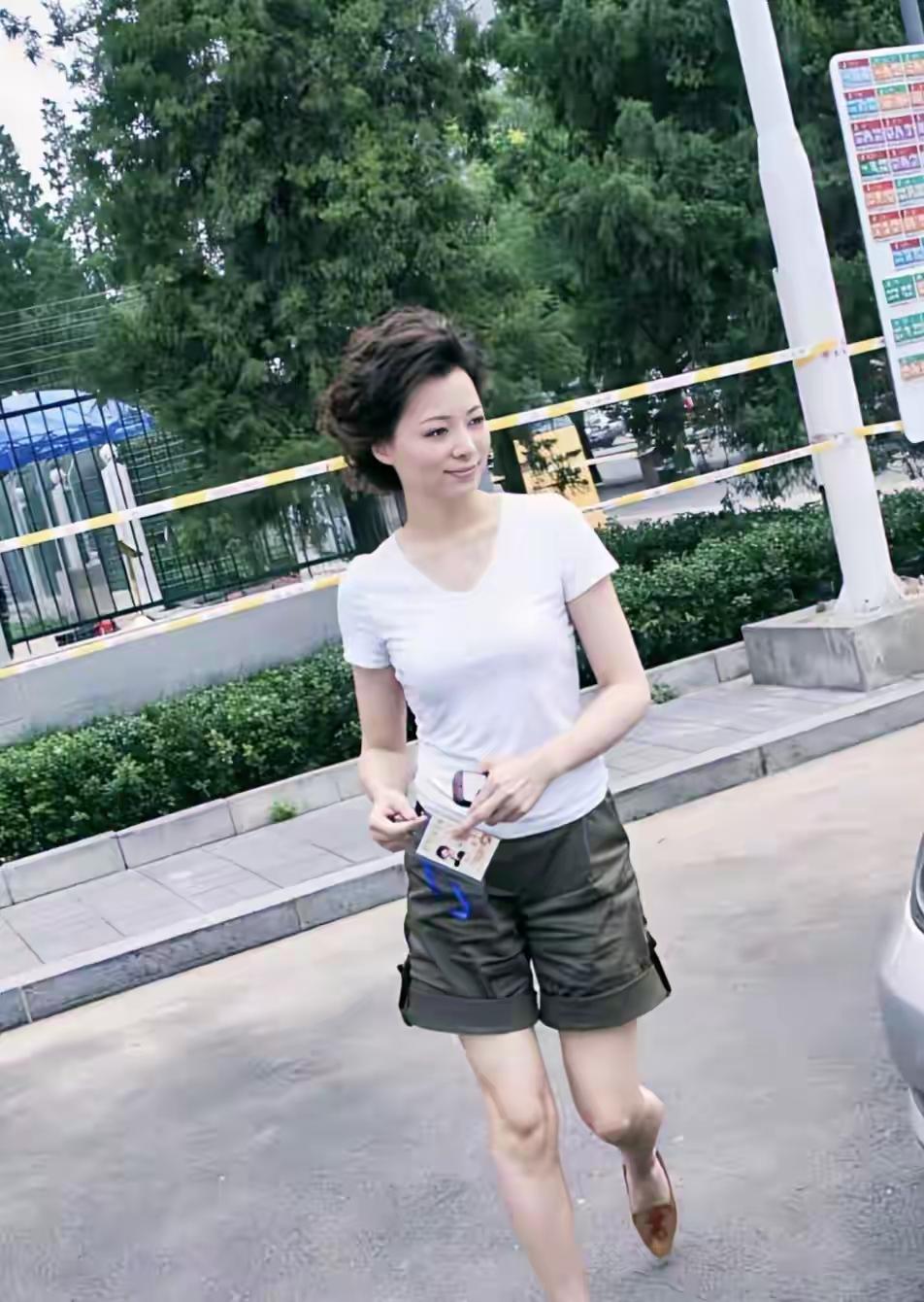 前中央一姐，金声奖，正高
中国播音主持政府最高奖
是中央所有主持人中最优秀的一位