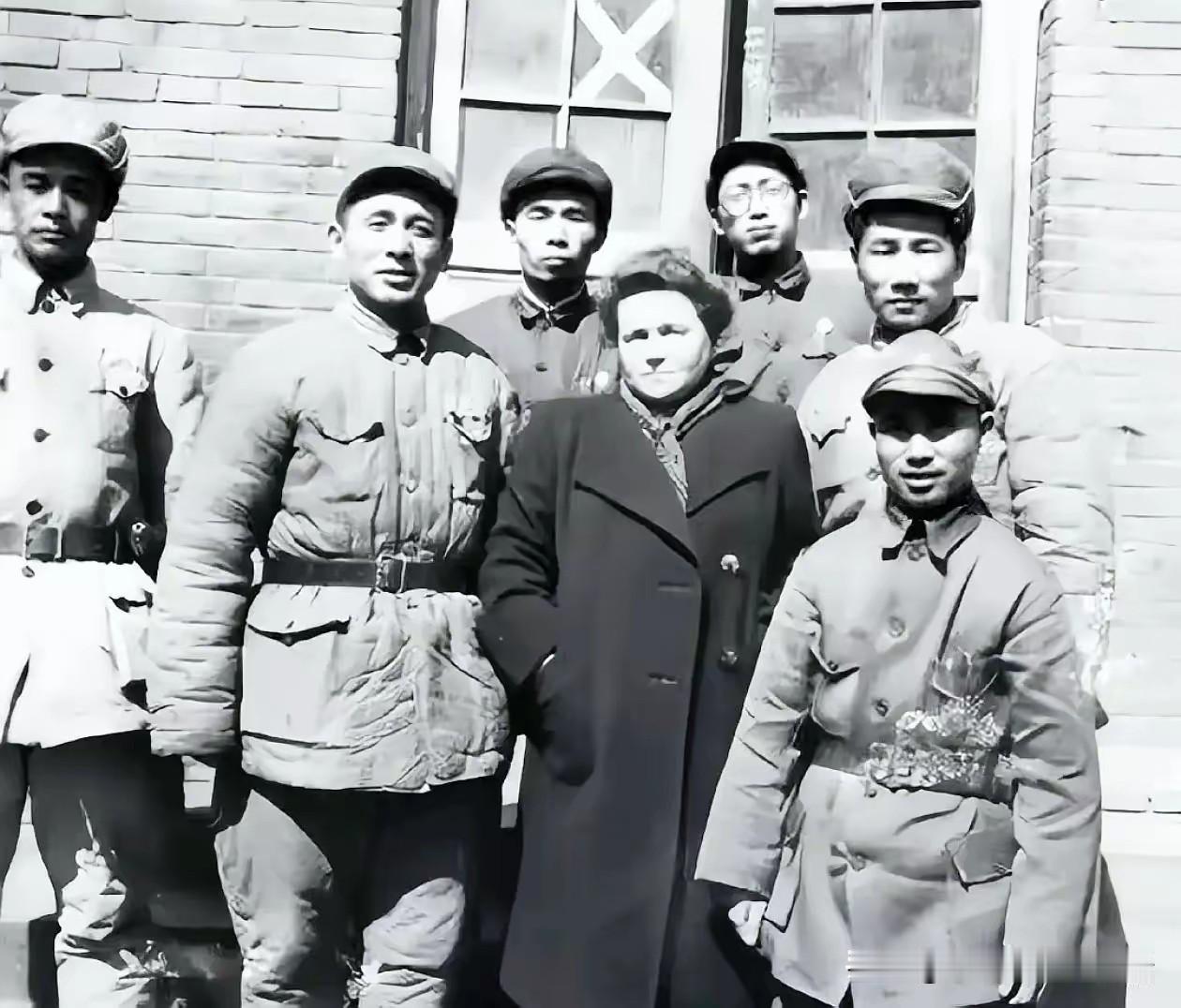 1950年毛岸英、张华将军、苏联女经济学家马卡洛娃。