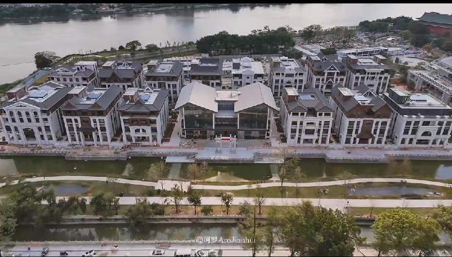 揭阳投资建设《八邑潮侨坊》。
揭阳八邑侨民高兴，汕头侨民欢喜。
海外的潮阳侨民、