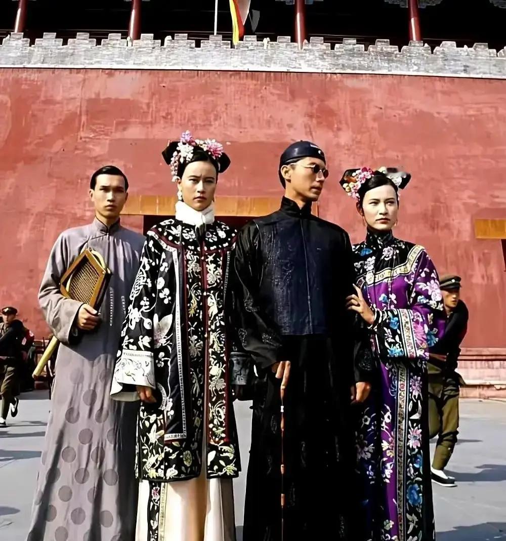 1987年，意大利导演扛着机器进故宫，搁今天得被保安请出去。
 
剧组为溥仪那件