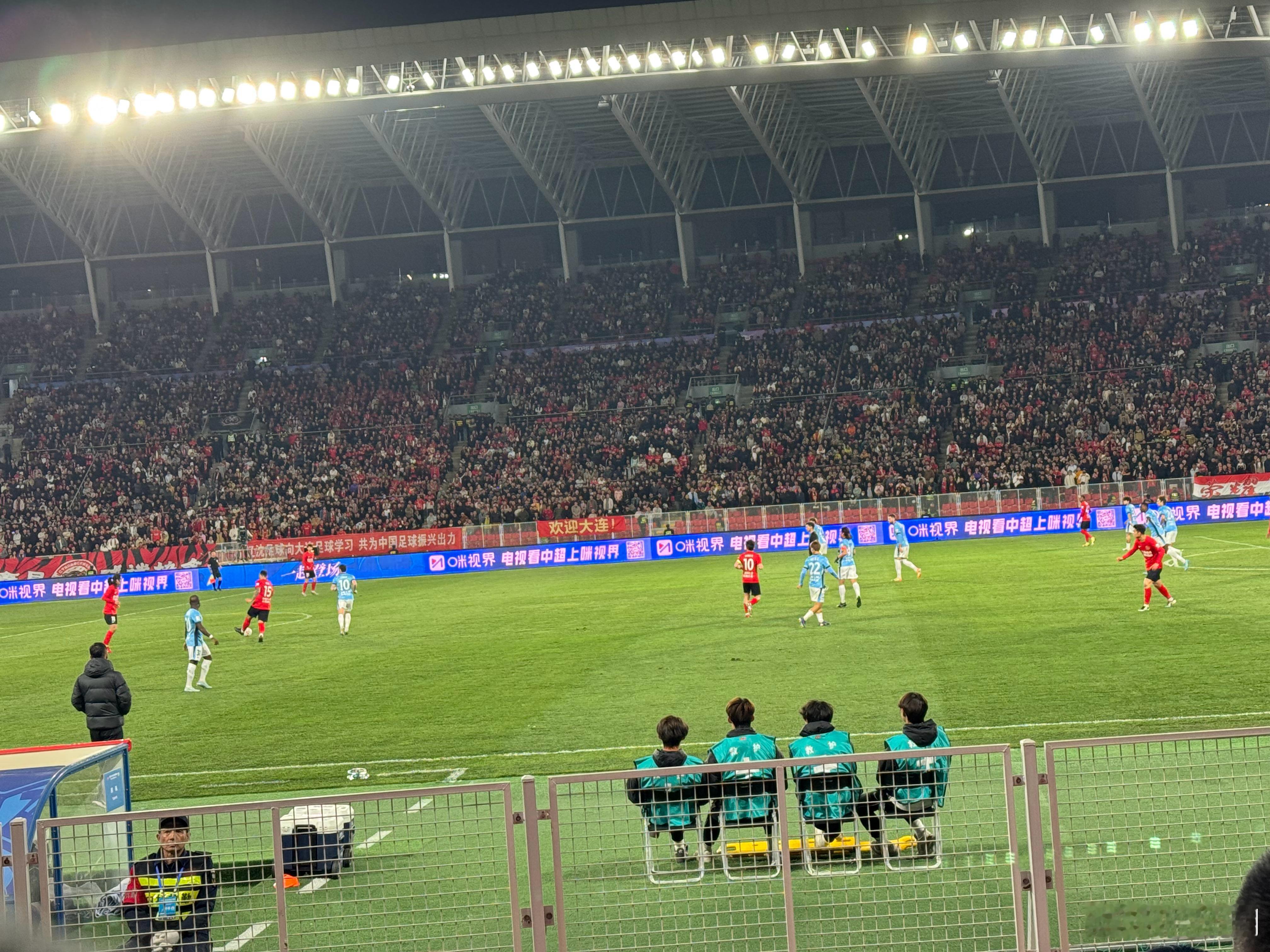 大连今天客场的Tifo可以，这比赛上半场节奏不算快。更有威胁的还是大连这边。铁人