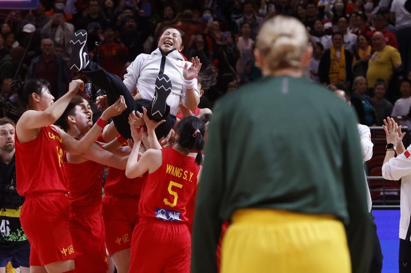 中国女篮提前两轮获得世界杯资格，但球迷们只会无脑谩骂，就跟当初骂郑薇一样。已经进