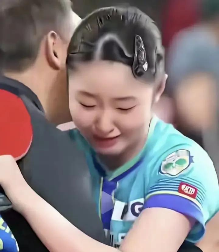 看蒯曼翻盘热血澎湃，转头看张本美和拥抱父亲张本宇画面直接破防
刚为蒯曼惊险翻盘捏