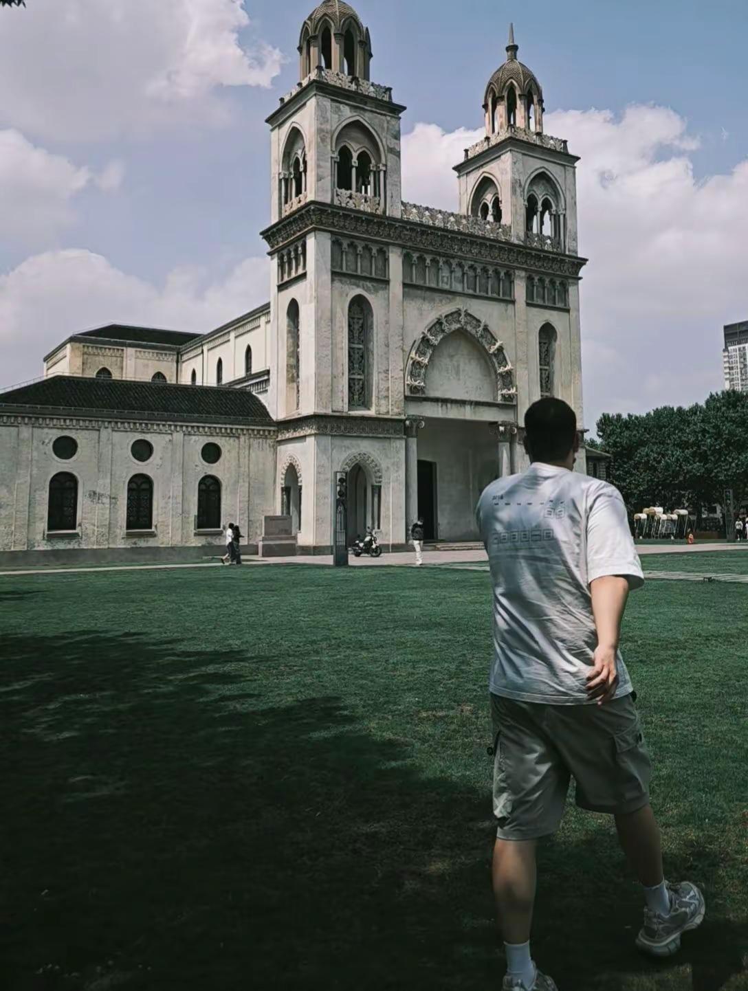 夏☀️ ⛪️光影切割百年石墙，青草地托举着沉默的仰望。当哥特尖顶遇见现代步履，时