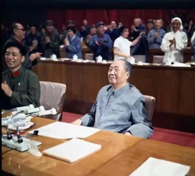 周培源先生回忆说，“毛主席和杨振宁的会谈结束了，众人都站了起来，可毛主席却没能站