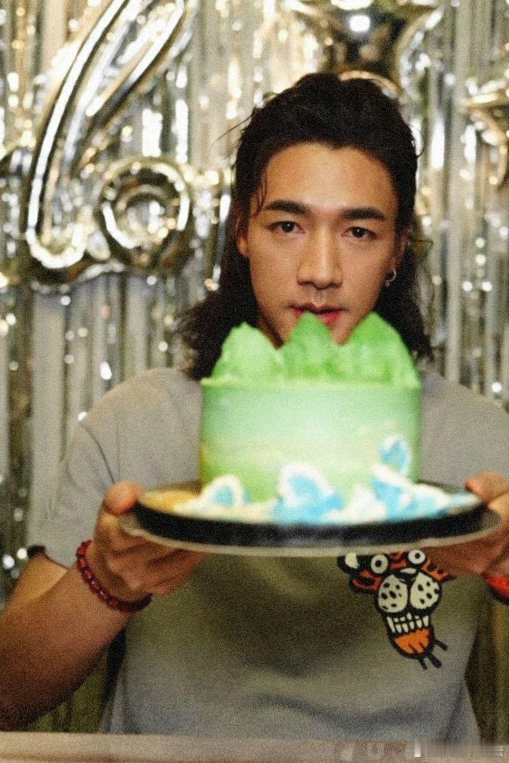 此沙生日直播 传统长寿面OUT了！生日专属版荞麦面长寿面，很适合健身期的人过生日