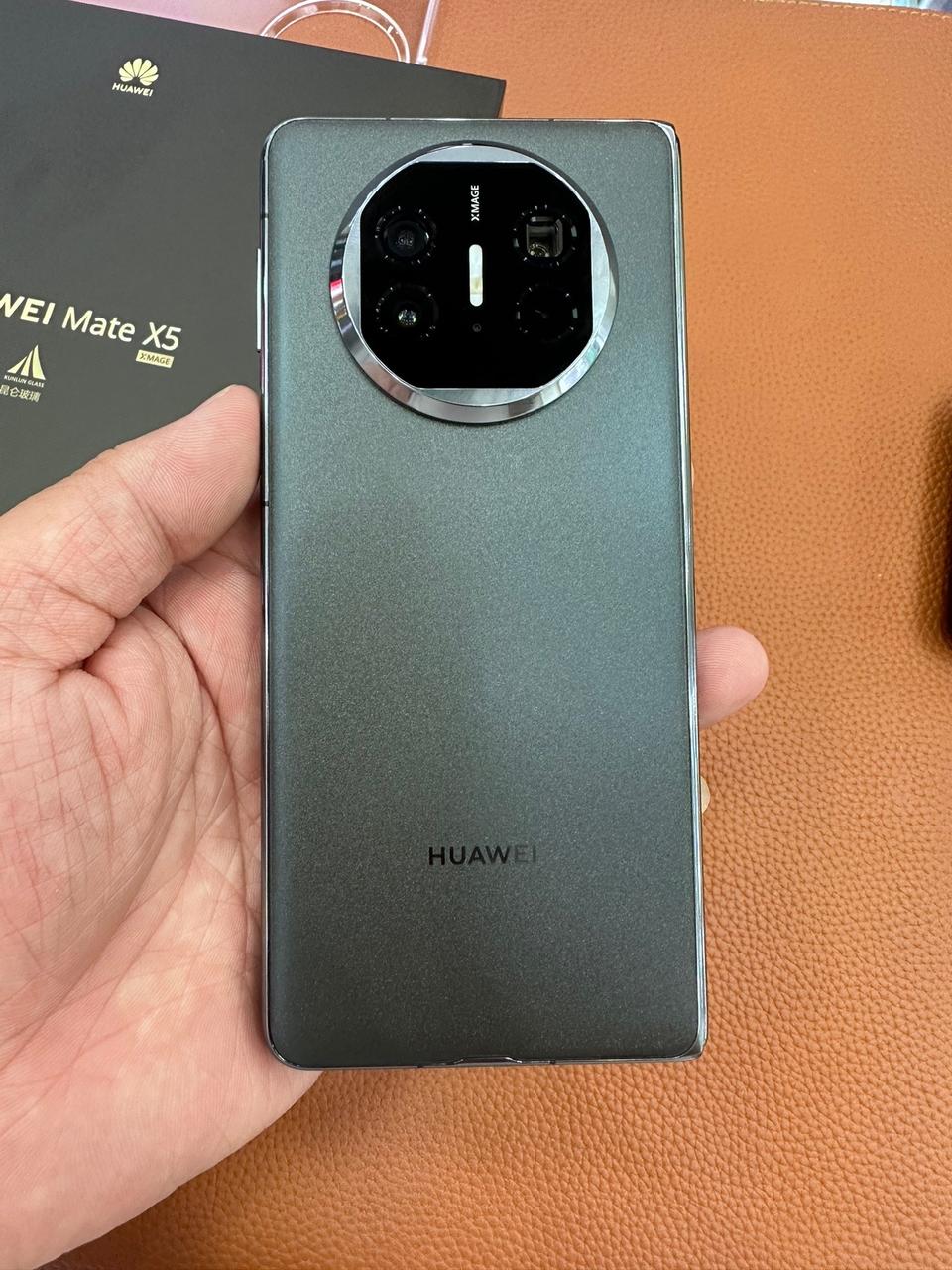 摸了同事的华为Mate X5，我好像发现华为做折叠屏的秘密了。

设计上一直挺佩