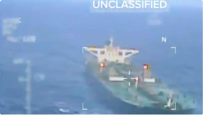 美国军方周三袭击疑似贩毒船只， 造成 8 人丧生；委总统否认贩毒，说美方看重的是