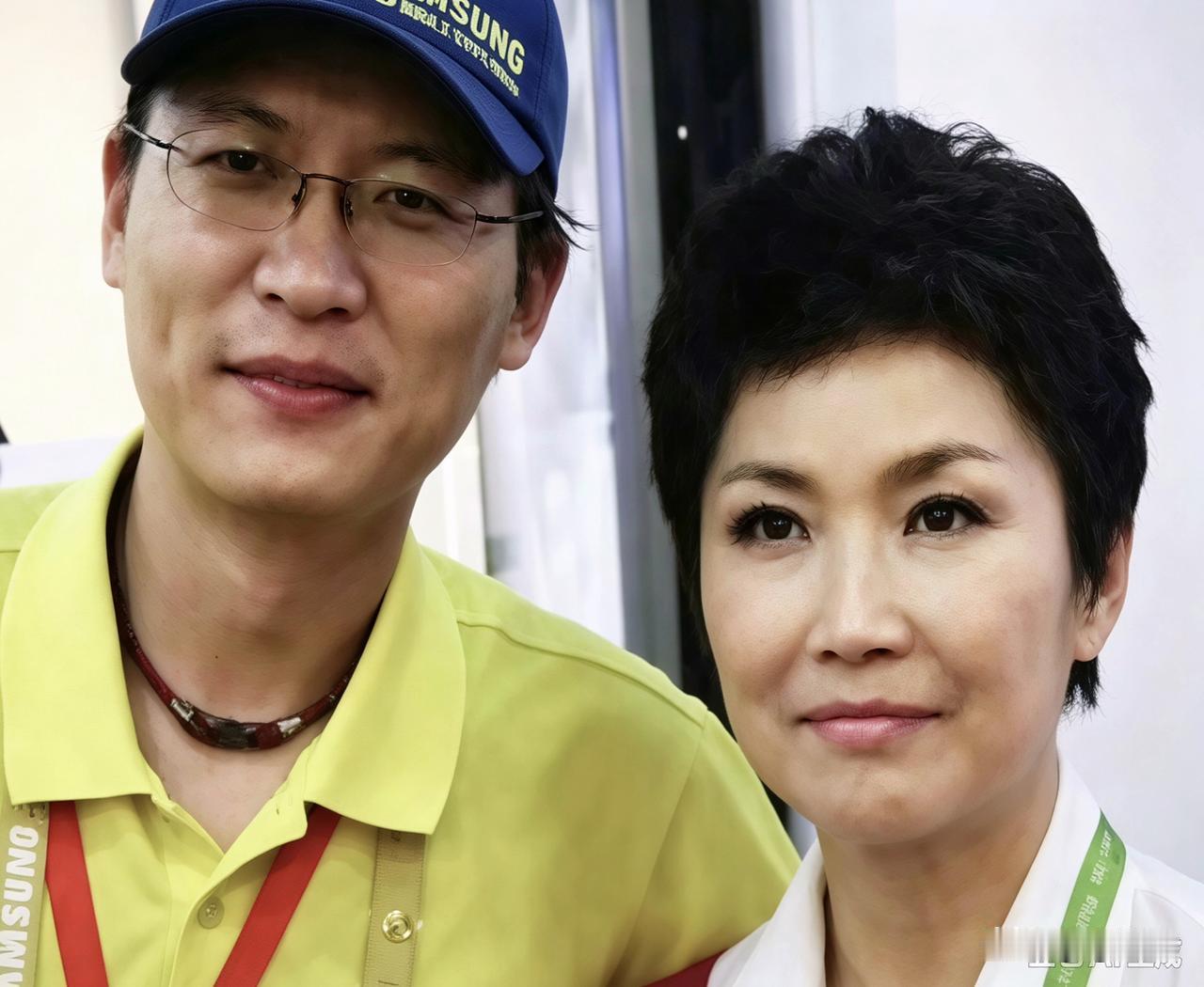 她原名刘馨，1983年毕业于北广播音系，1985年入央视体育部。 1990年北京