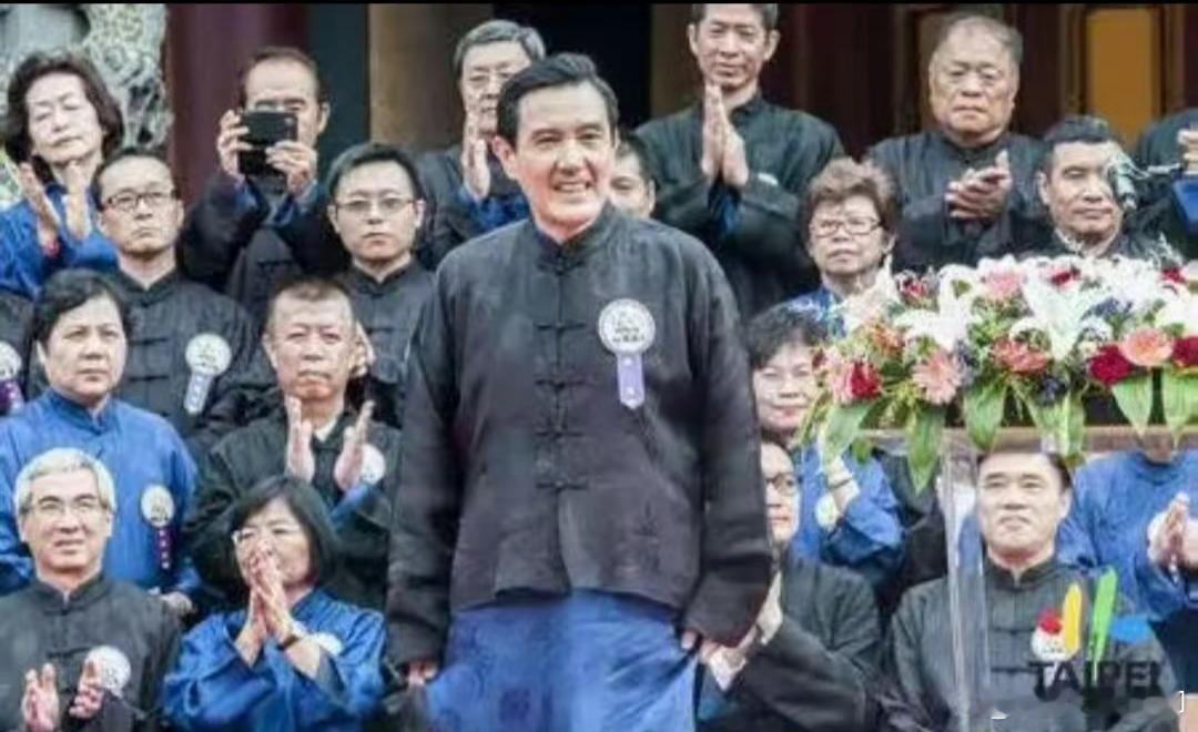 台湾老马这张照片在大陆的网评翻转了，以前被捧为文化正统，最近又被批成满清遗毒。