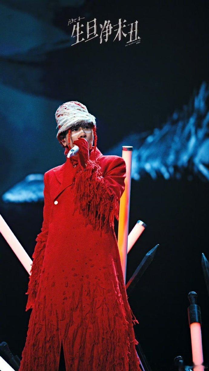 陈小春送粉丝二巡年票陈小春的演唱会大湾仔的年会真的被陈小春的诚意狠狠打动！不只是