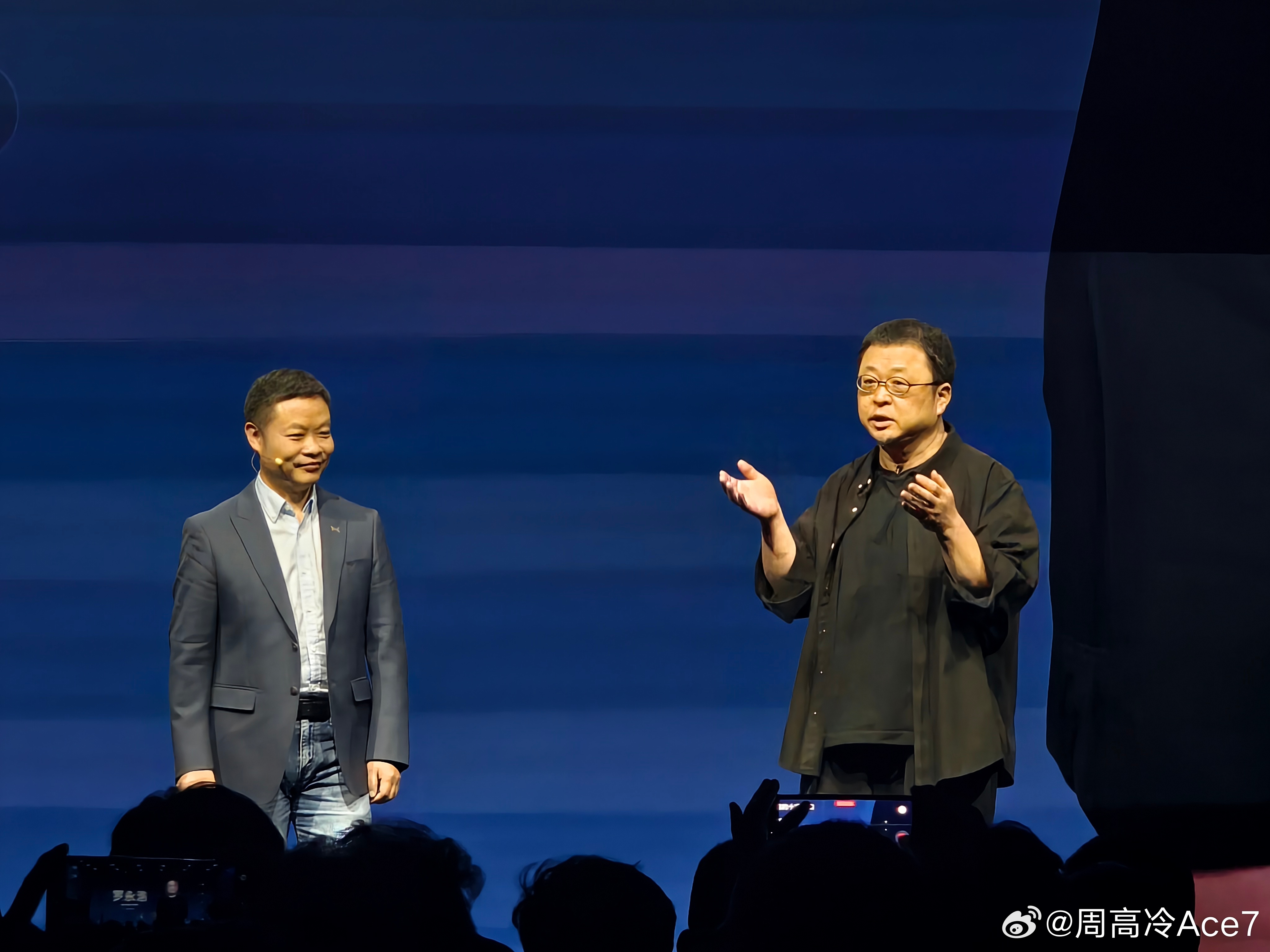 罗老师试完直接化身激进派，直接预言未来要禁止人开车了，不过我觉得还真有可能小鹏P