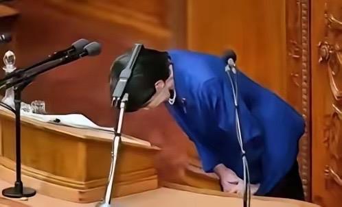 日本首相道歉像走流程？高市早苗资金丑闻越扒越离谱

    五天就认错？日本首相