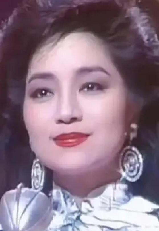 1980年，31岁的徐小凤嫁给了汽车业富商廖晖，对方身家丰厚，事业风生水起，也对