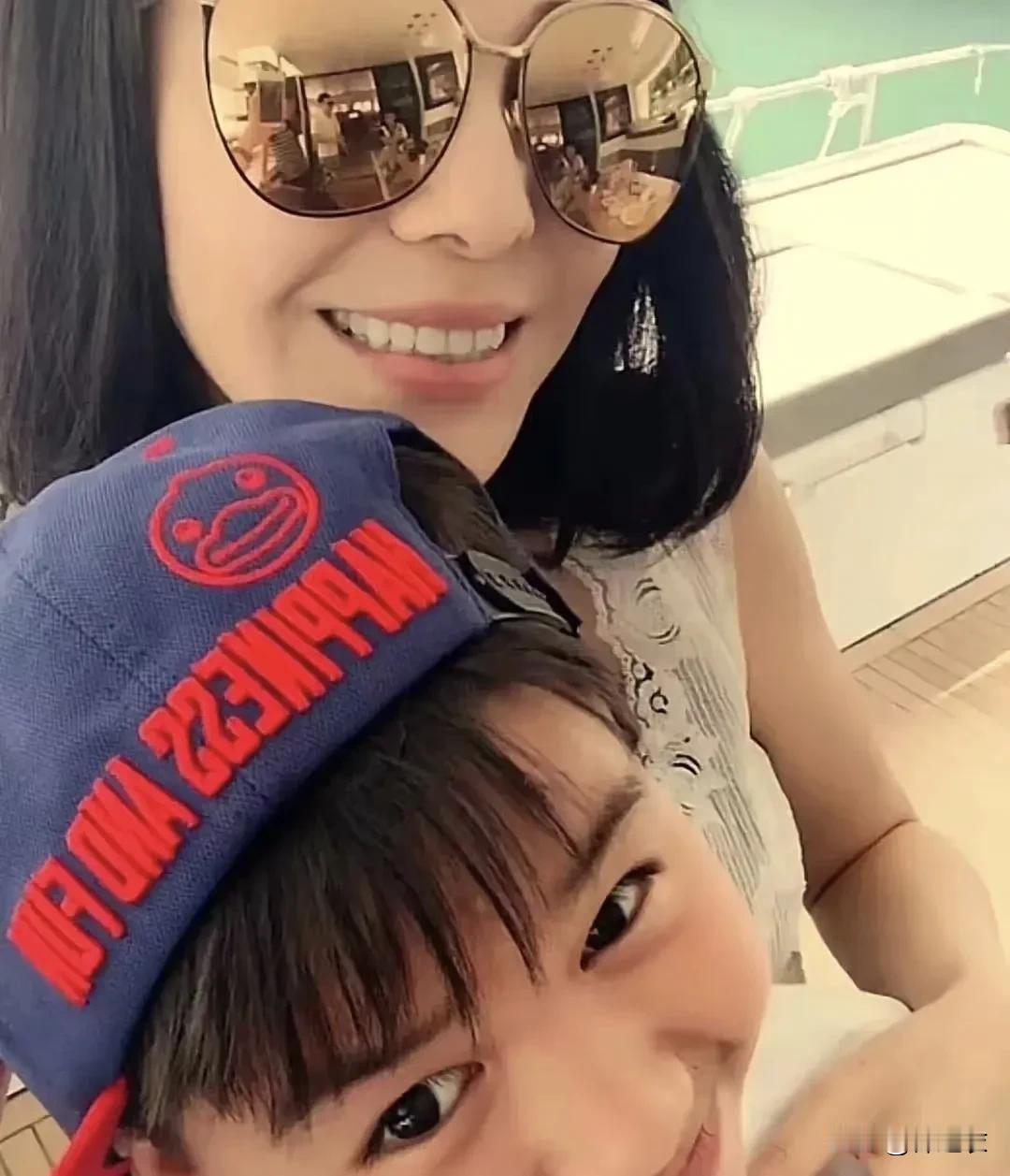 其实王琳完全可以在跟儿子打电话之前先发信息沟通，提前商量好了，这样突然说在录影，