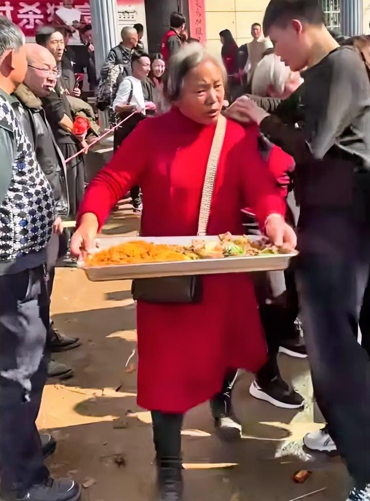 江西丰城这波杀猪宴，可谓是搬起石头砸了自己的脚，本以为一切准备妥当，却没想到低估