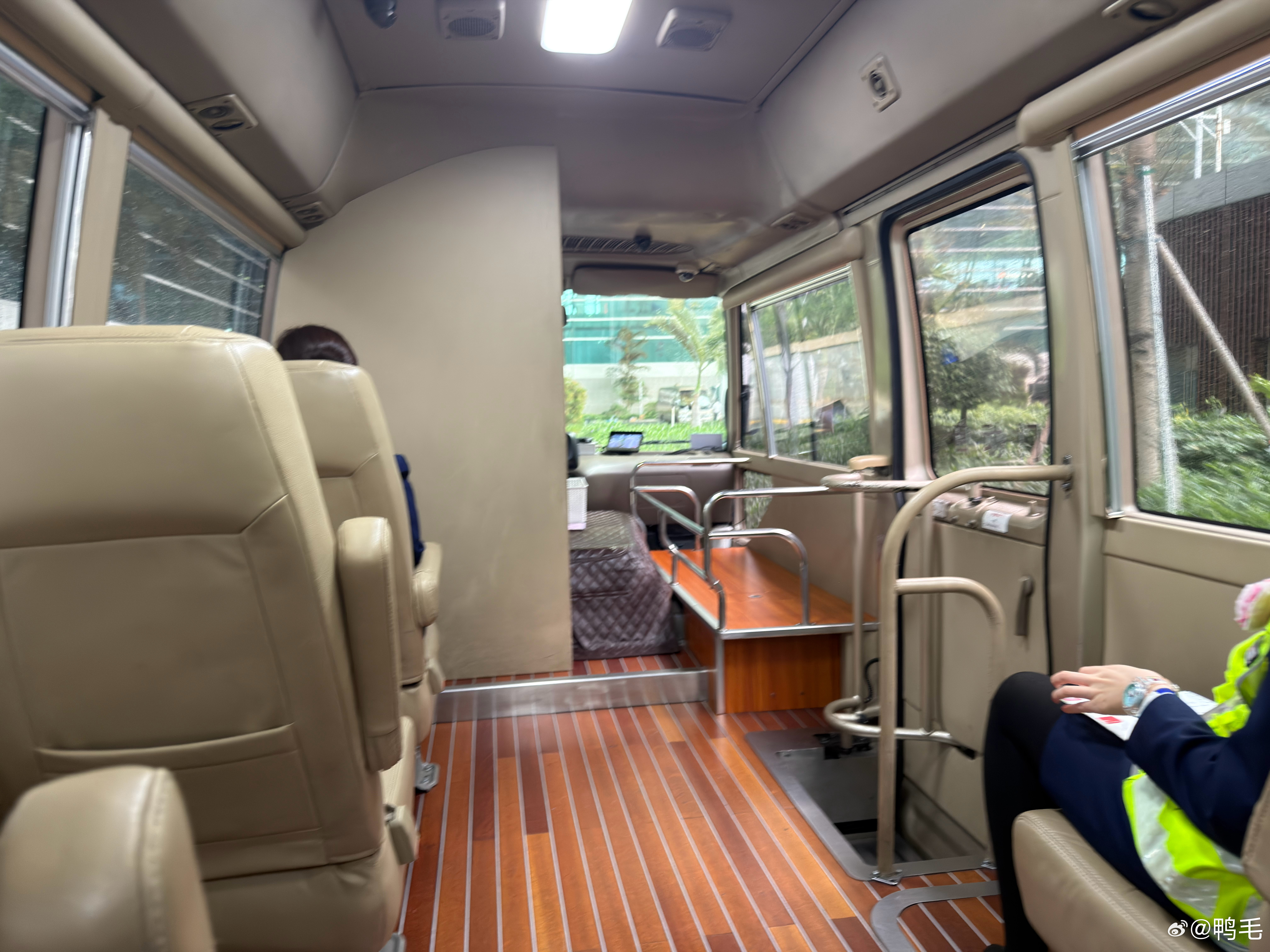 时隔多月，又在深圳机场贵宾楼见到了理想MEGA………我就想不明白了，这班车就送我