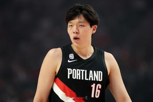 杨瀚森常规赛首秀媒体人：克林根提供更多护筐和篮板，杨瀚森慢慢适应NBA正常今日N