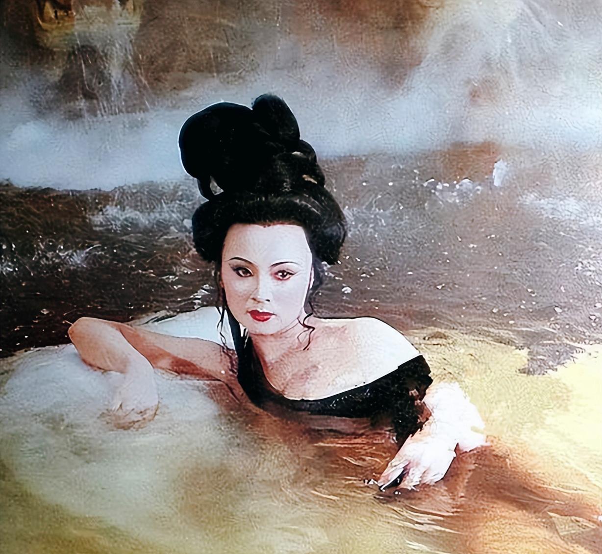 是夜，18岁杨玉环正在沐浴。

水花溅上玉阶时，她攥着湿透的纱衣退到池边，指节泛