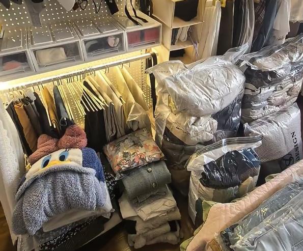 这两天换季给囧婶烦死了，换季买衣服有两件事绕不过去。第一件是挑，第二件是退。挑不