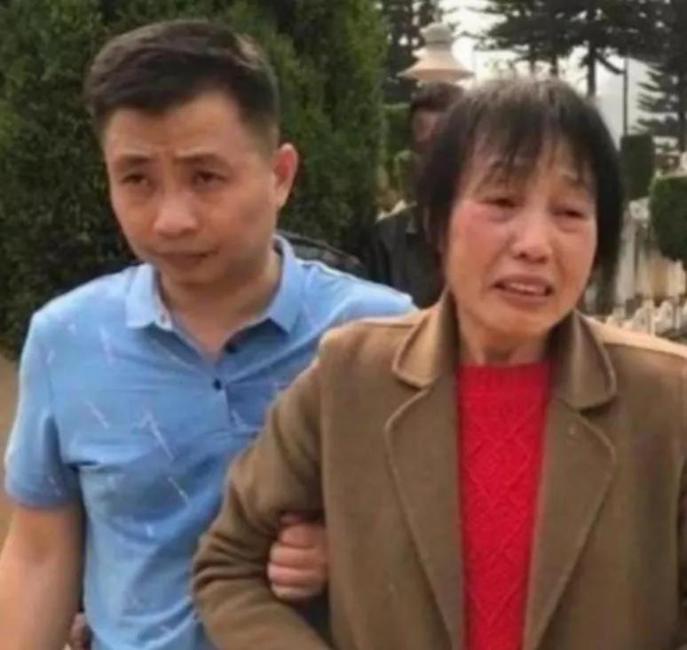 1984年，一战士壮烈牺牲，其新婚20天妻子拒绝改嫁，坚持生下遗腹子，35年后，