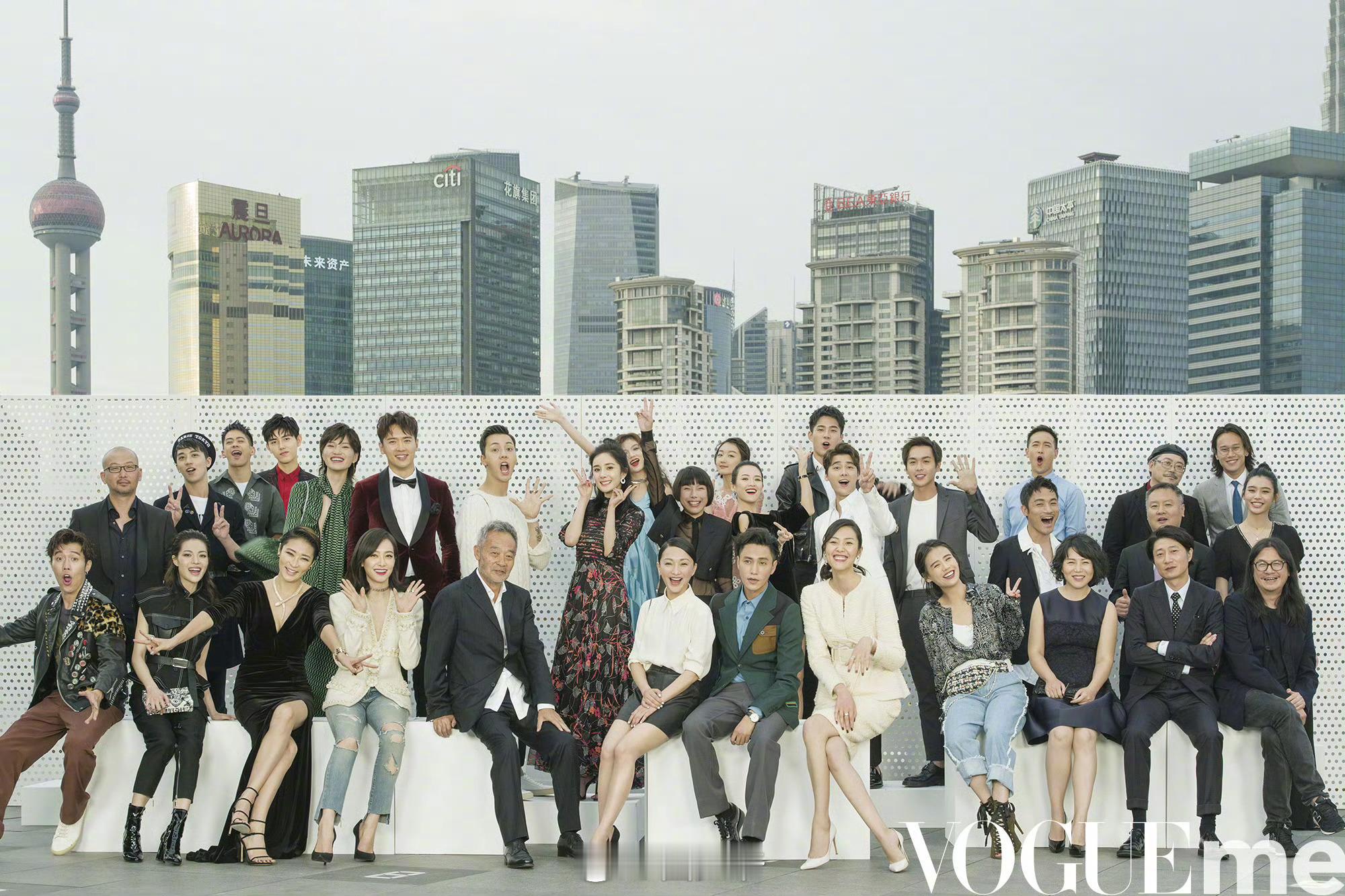 张宇在VOGUE办活动，基本是一个大花打底，有时候两个，85花舔着来，当红男明星