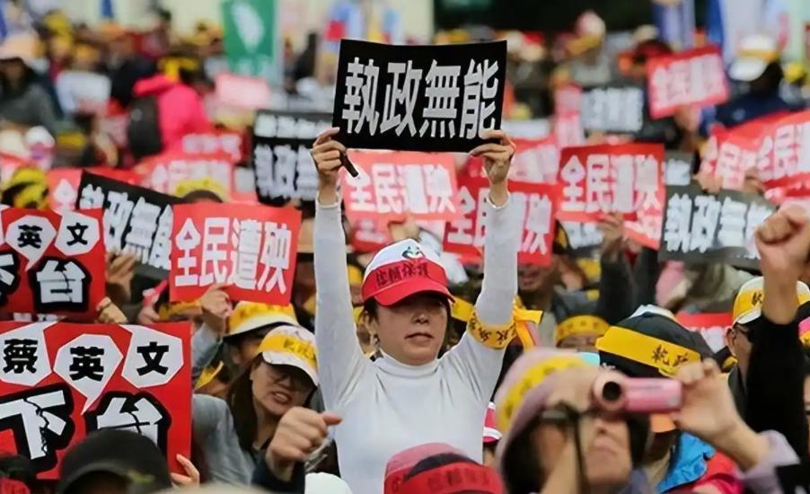 大罢免结束，岛内3大党派为何都不敢提大陆？美军早已是火烧眉毛......
 
大