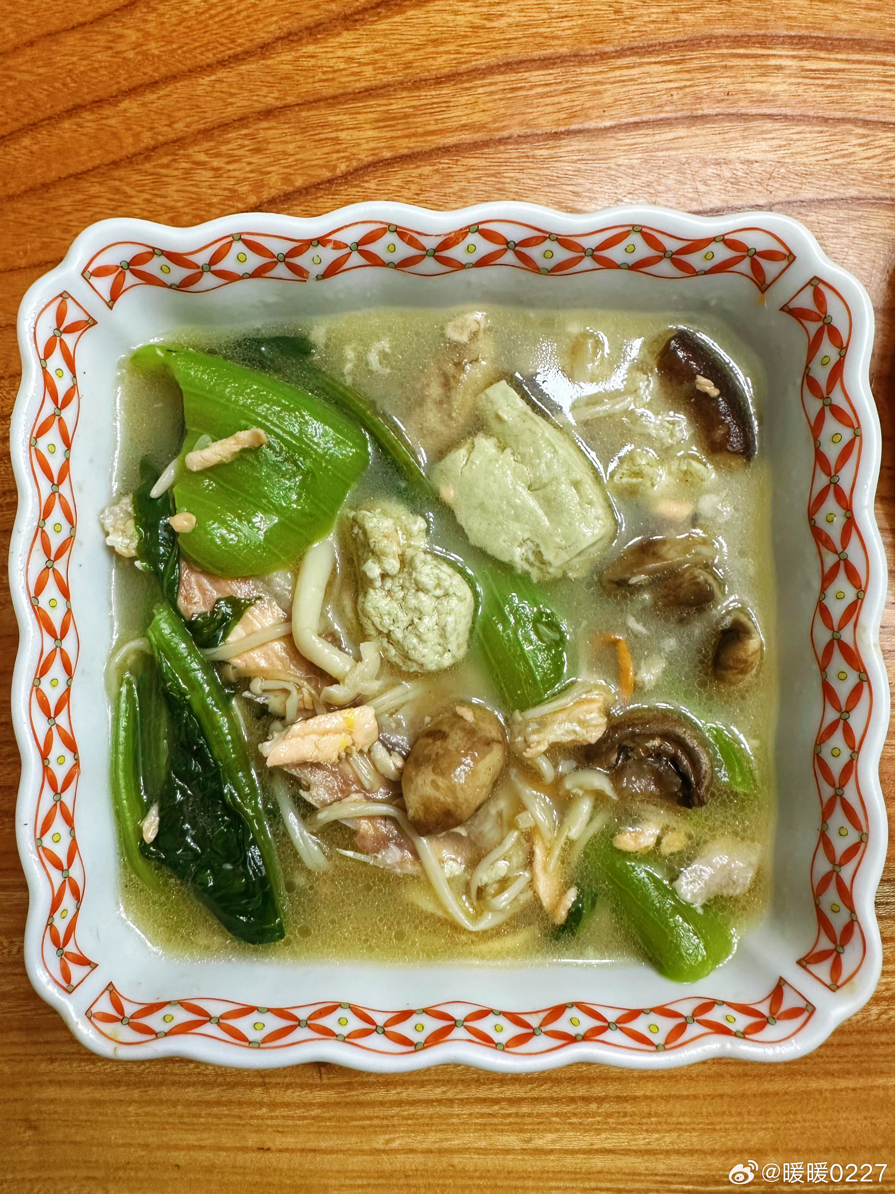 无意中炮制出来个非常美味的菜，关键是还简单。三文鱼骨(鲜的)，菌菇，丝瓜，油麦菜