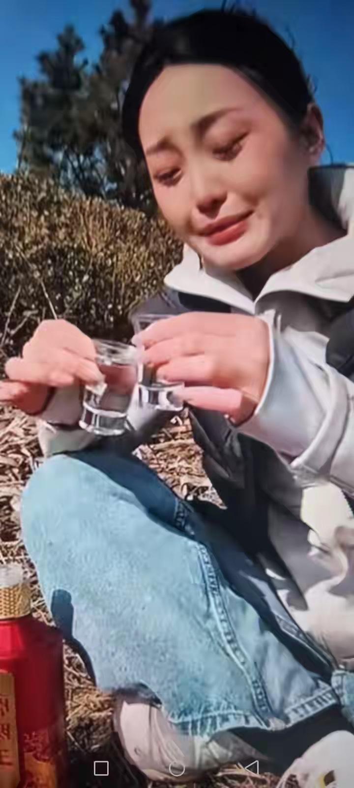 离世一年的父亲突然托梦给女儿说：女儿呀！你把我丢到荒郊野外也不管我了，爸好想你呀