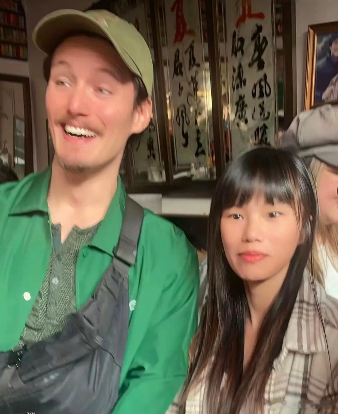 周华健35岁混血儿子周厚安现身汕头祖祠上香祭拜，他的穿衣打扮很有型，身材又高又壮