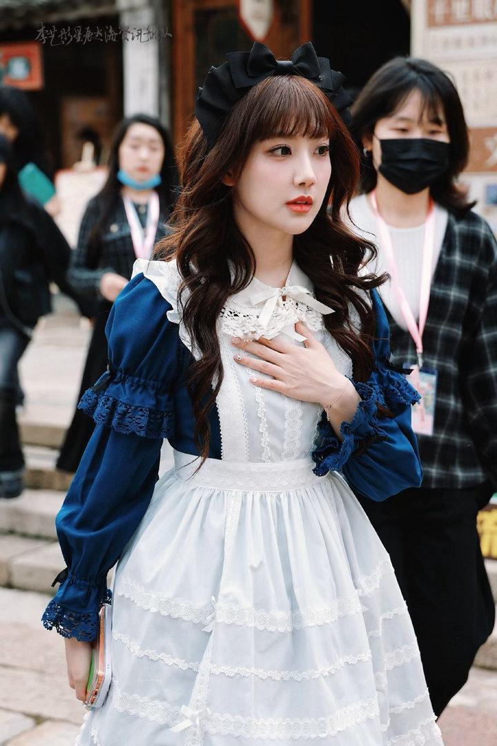 李艺彤一步一鞠躬 活动路透温柔上线，一步一鞠躬致谢全场，姿态谦和有礼，细节尽显良