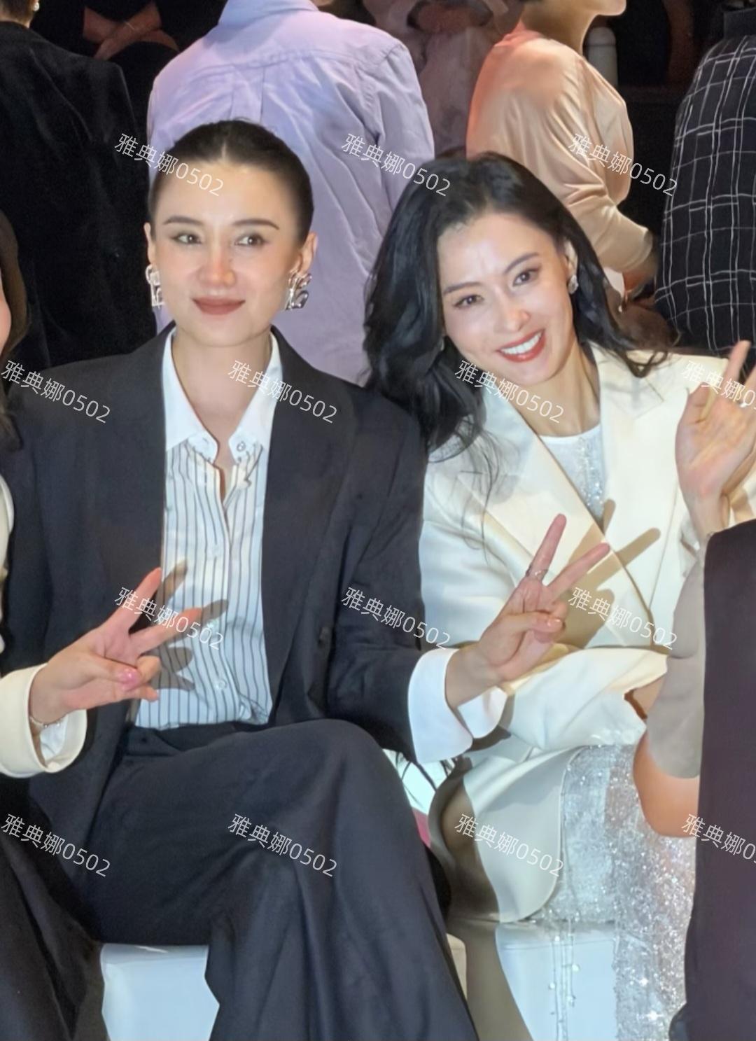 张柏芝宋佳两位同龄美女坐在一起看秀的画面对眼睛太友好了！
穿白色西装梳大波浪的张