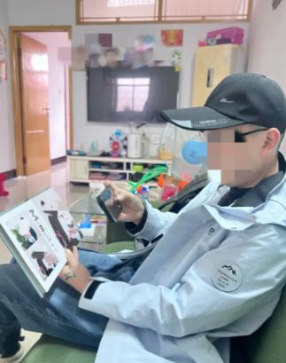 湖南，一男子家没钱，带妻子去港澳游，竟然一下子花了50000元，从此就收不住了，