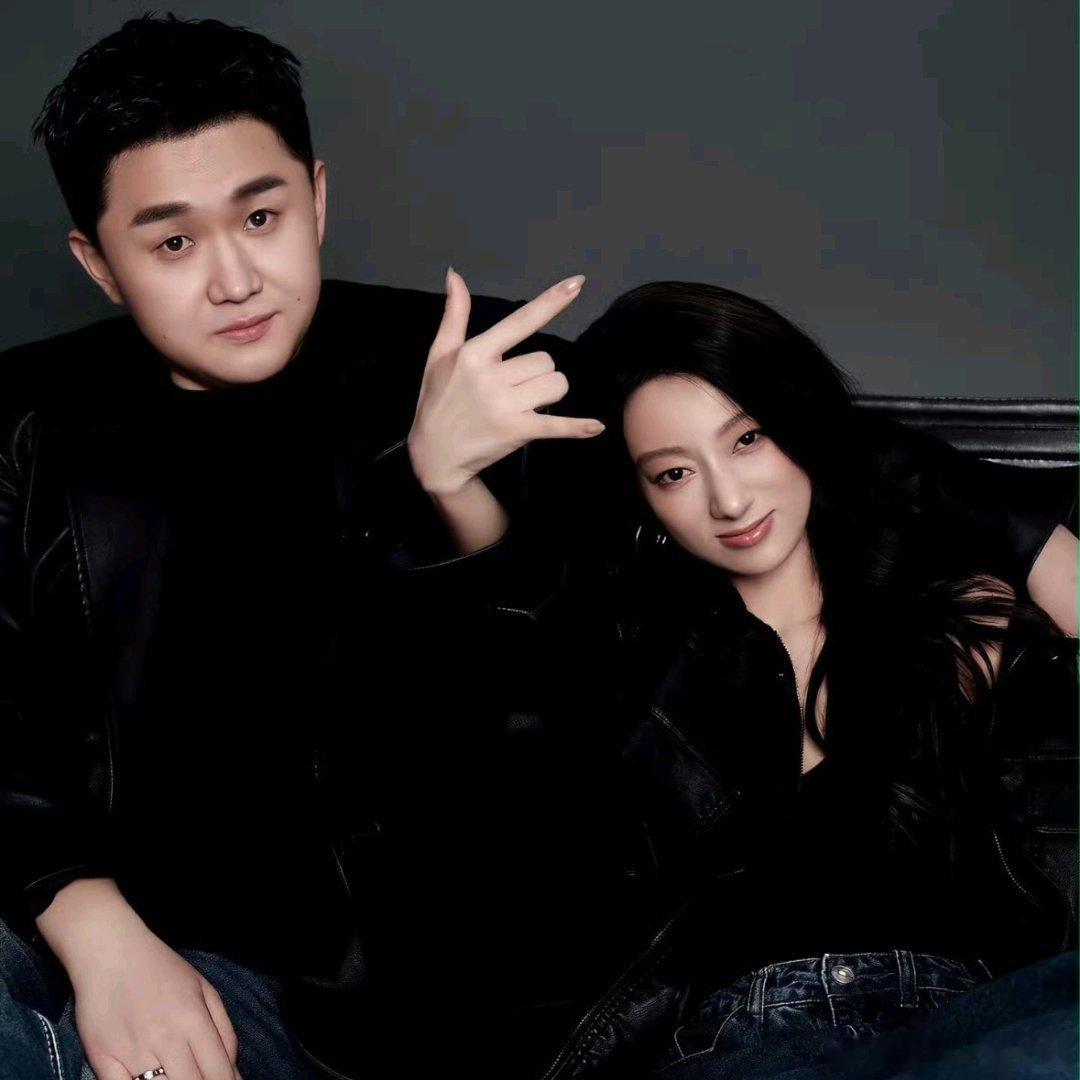 张百乔小雪疑似离婚张百乔在近期直播中唱伤感情歌《九月的风》，唱到动情处面红耳赤、